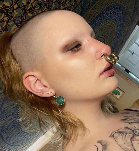 Девушка лысая