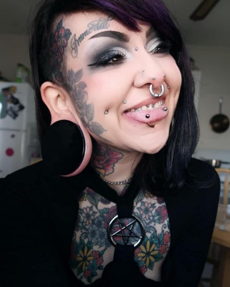 Женщина с пирсингом