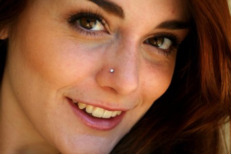 Девушки с пирсингом в носу