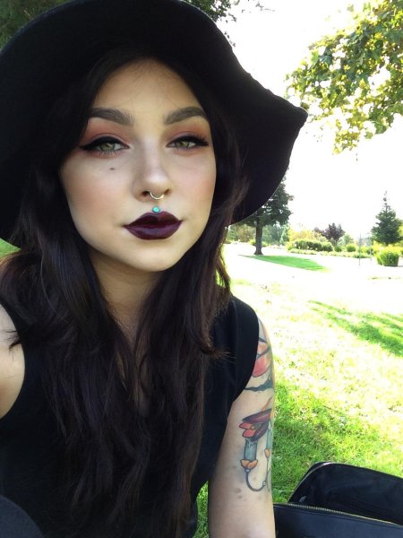 Красивый пирсинг на лице