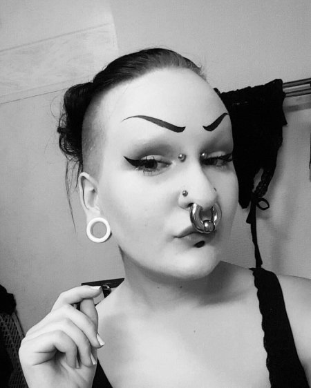 Девушка в пирсинге