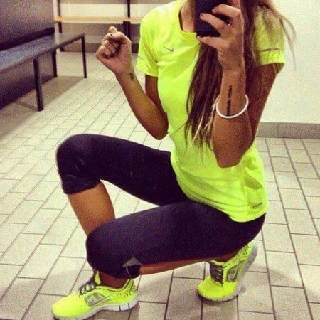 Девушка в спортивном