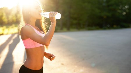 Девушка пьет воду