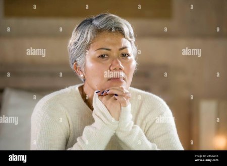 Грустная женщина средних лет