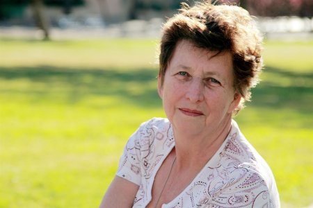 Красивая пожилая женщина