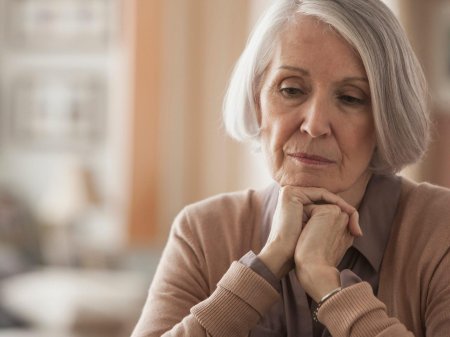 Грустная пожилая женщина