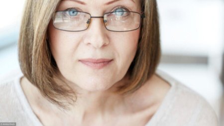 Взрослая женщина в очках