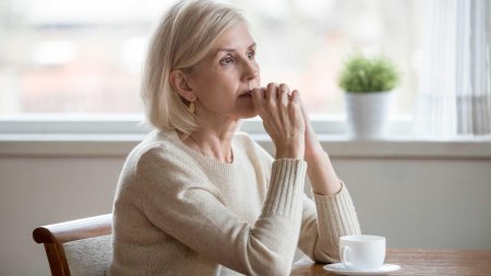 Задумчивая пожилая женщина