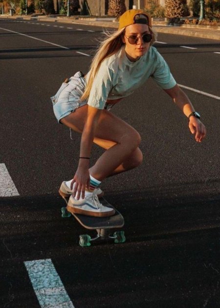 Девушка на скейте