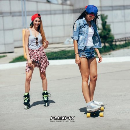 Девушка на роликах