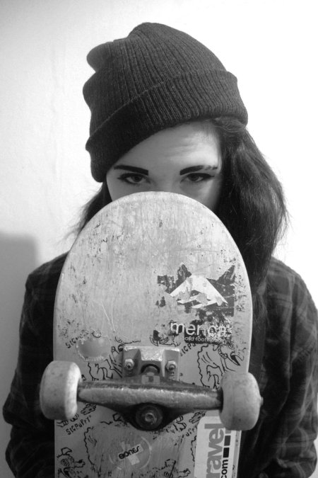 Девушка со скейтом