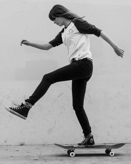 Девушка на скейте