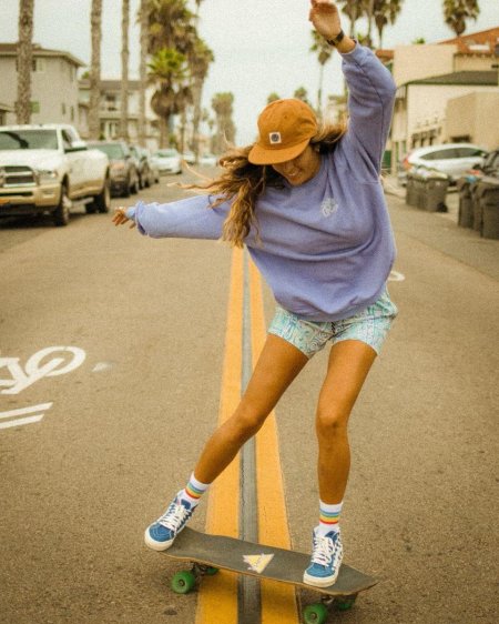Девушка скейтер