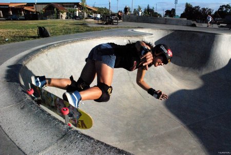 Девушка на скейте