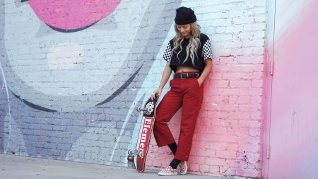 Девушка скейтер