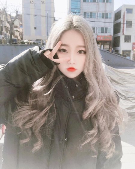 Кореянка с белыми волосами