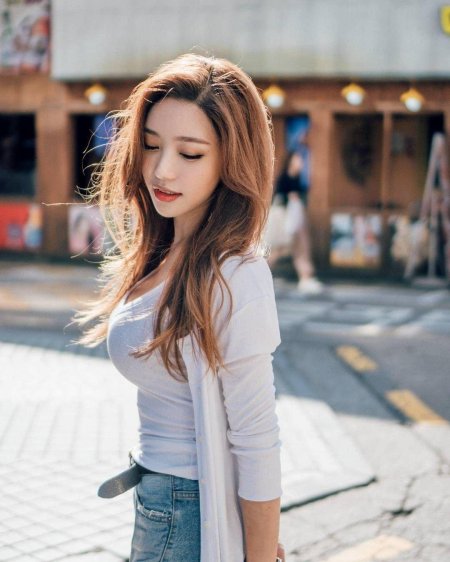 Красивая азиатская девушка