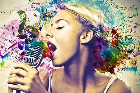 Певица с микрофоном