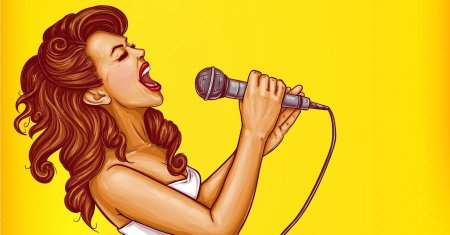 Девушка с микрофоном