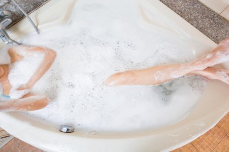 В ванной девушка