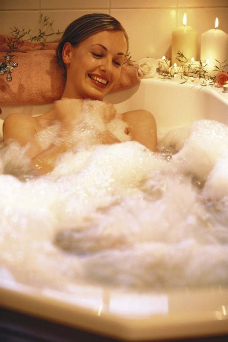 Женщина в ванне с пеной