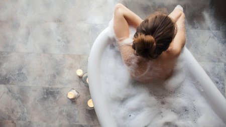 Девушка в ванне с пеной