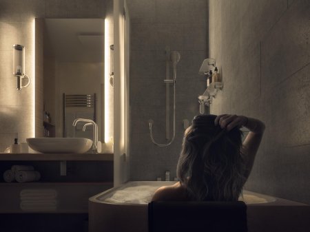 Девушка в ванной комнате