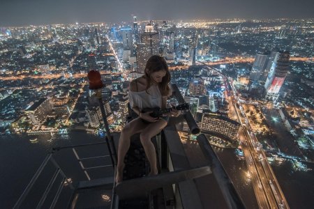 Девушка на крыше