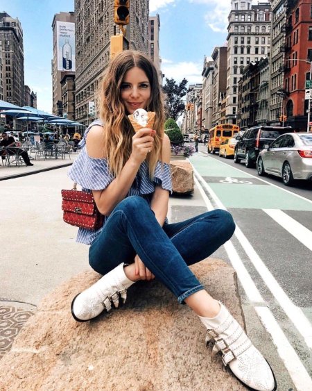 Красива девушка