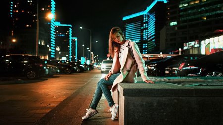Девушка в ночном городе