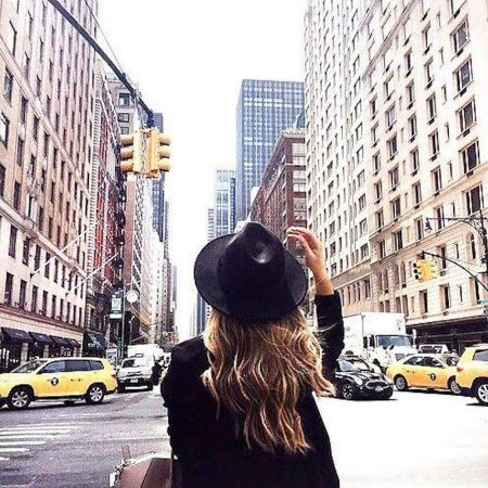 Стильная девушка в городе