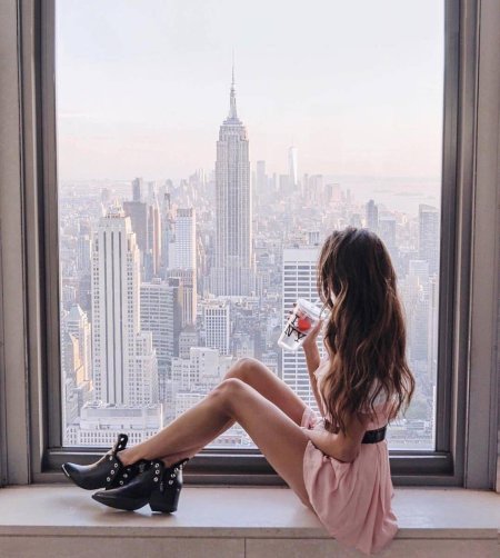 Девушка на подоконнике