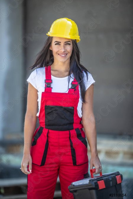 Женщина строитель