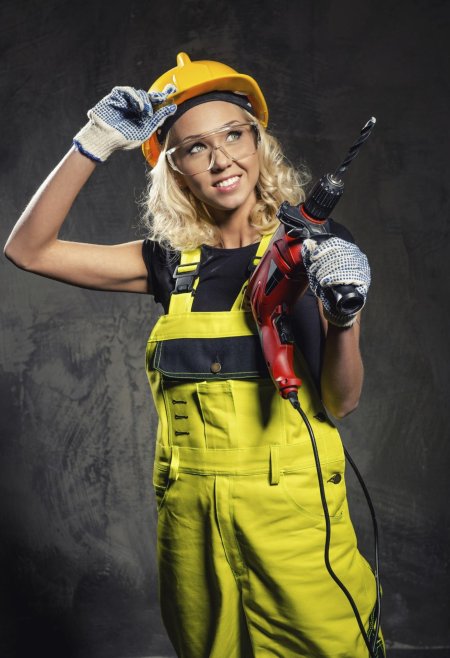 Девушка строитель