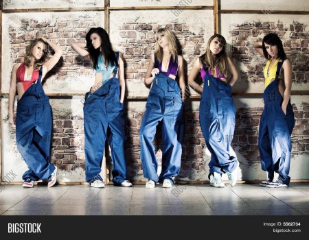 Девушка в рабочем комбинезоне