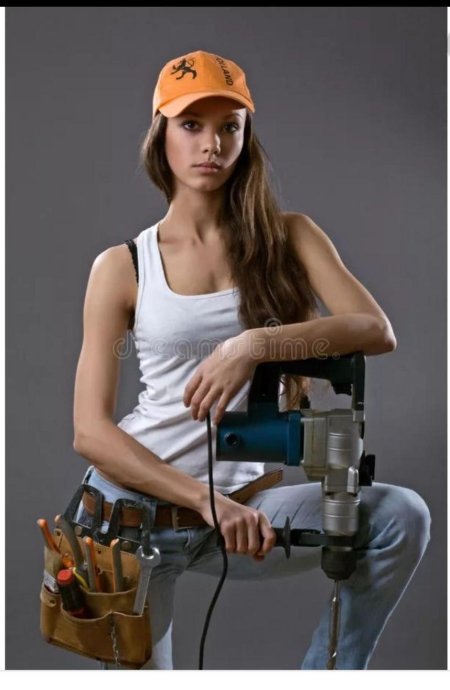 Девушка с электроинструментом
