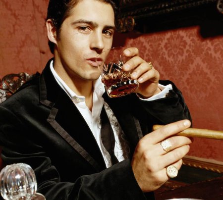 Мужчина с сигарой