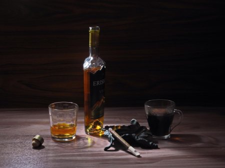 Коньяк на столе