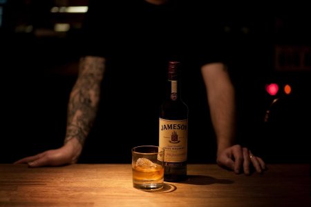 Виски на столе