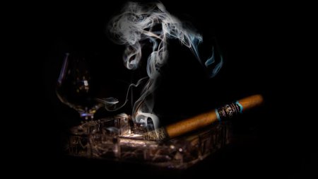 Девушки с сигарами и виски