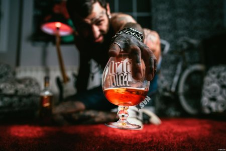 Мужчина с бокалом виски