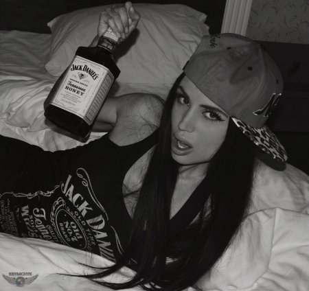 Девушка с бутылкой виски