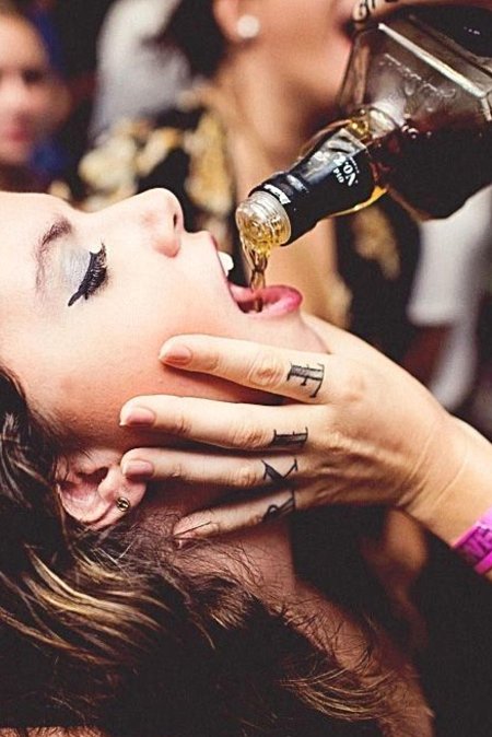 Красивые девушки и алкоголь