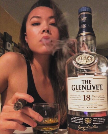 Девушка с виски