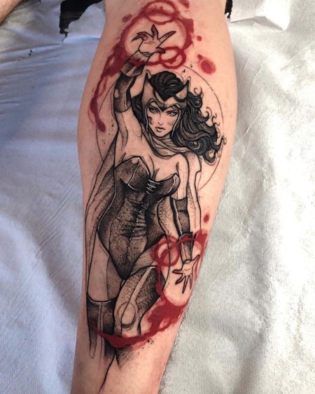 Вэбкамщица с татуировками марвел