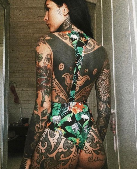 Девушка с татуировками