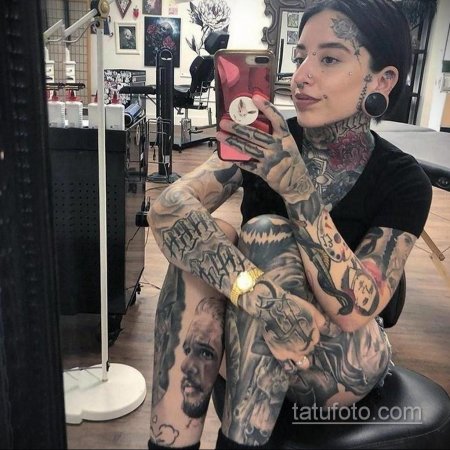 Девушка изуродовала себя татуировками