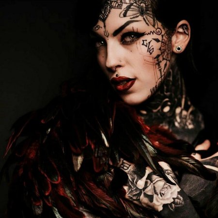 Девушка с татуировками