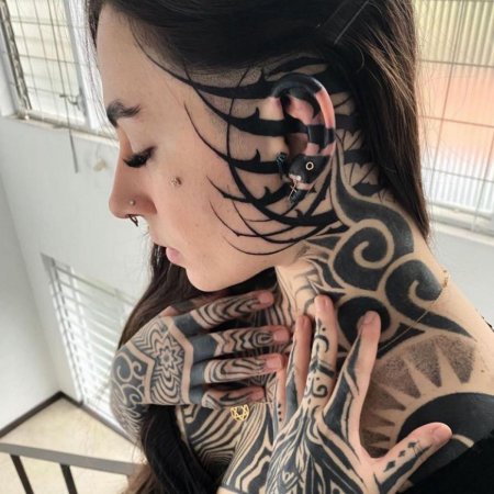 Тату на лице