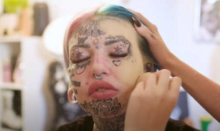 Женщина с татуировками